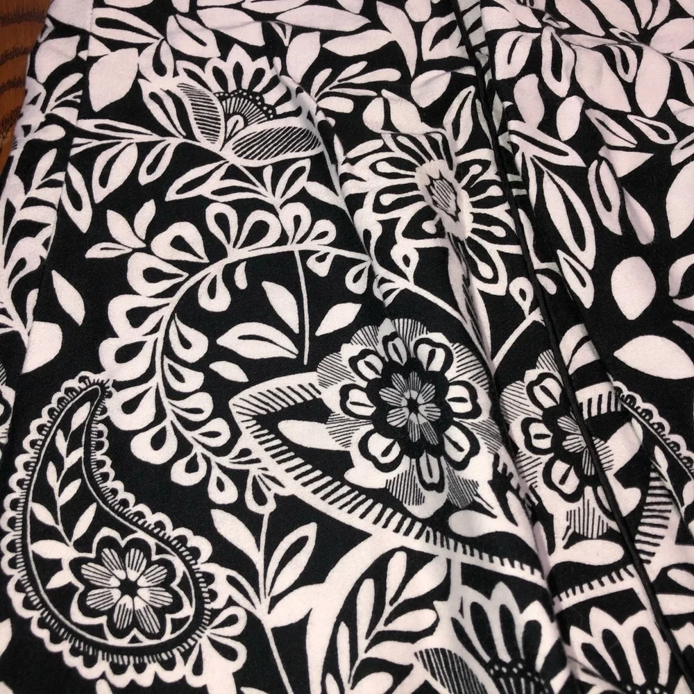 DRESSBARN WOMAN SIZE 20 W BLACK & WHITE FLORAL PAISLEY FULL SKIRT.
